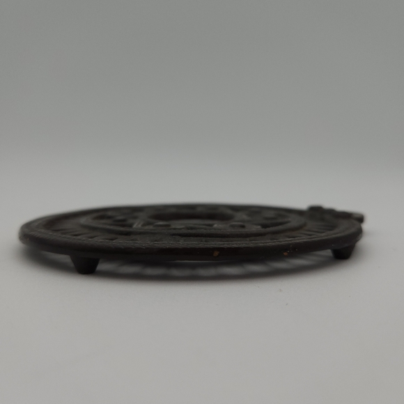 Metropolitan Museum of Art Round Trivet Near Eastern Art Pendant Reproduction - Picture 3 of 7